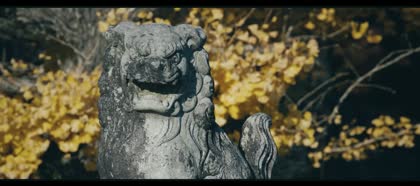 狛犬と黄葉